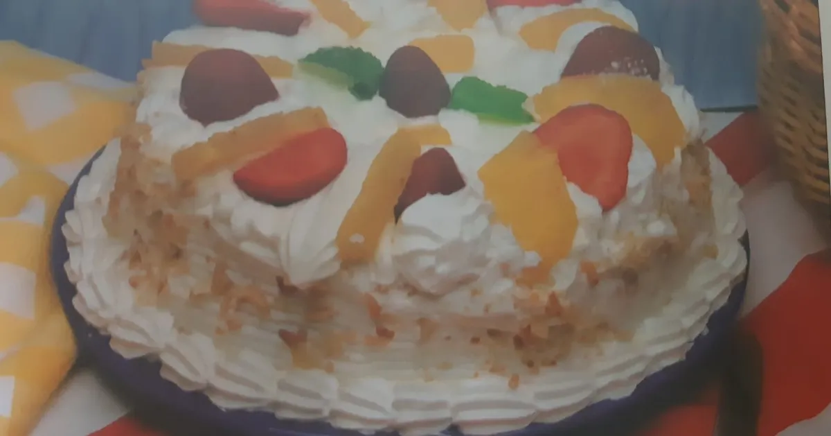 Bolo Fresco de Abacaxi e Morangos
