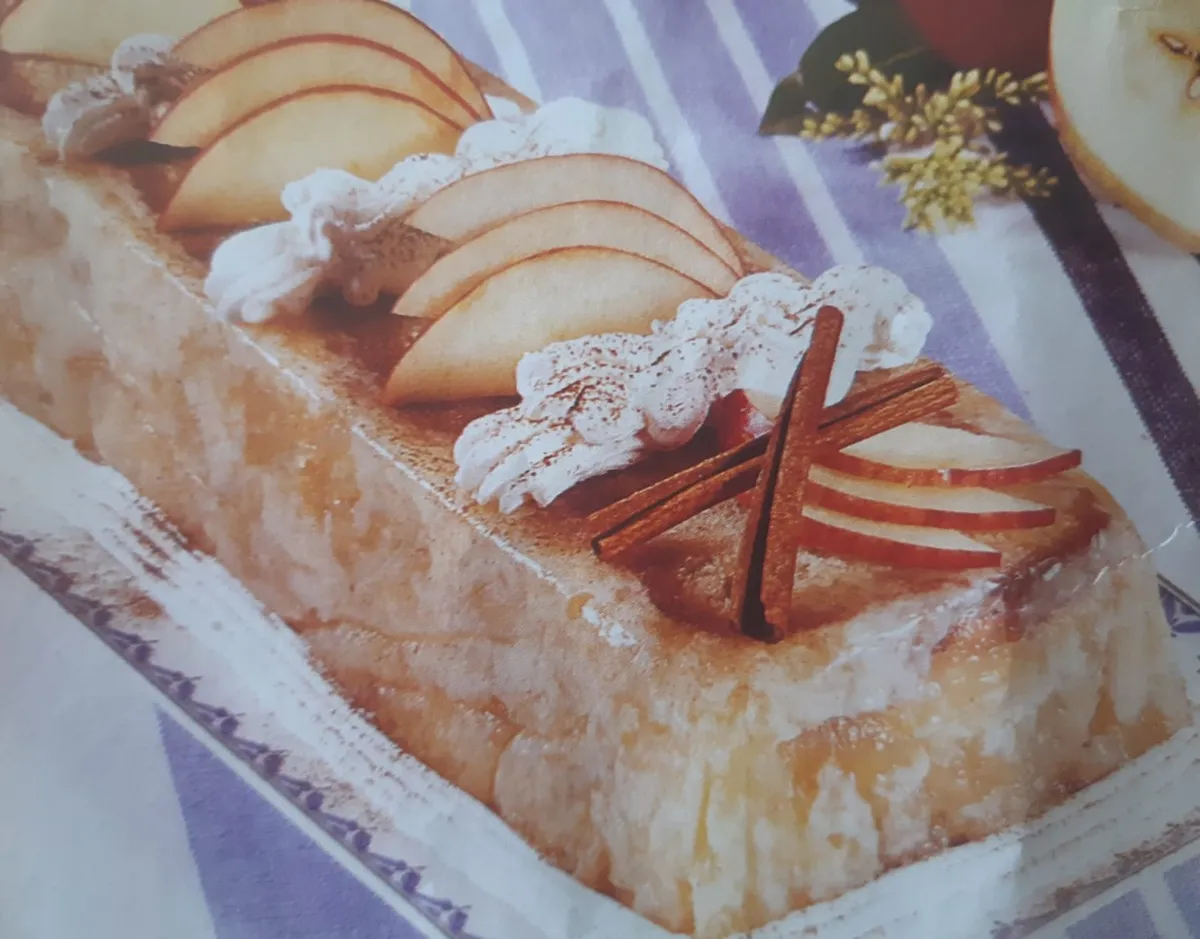 Charlotte de Maçã com bolo de Canela