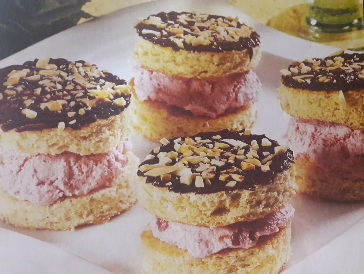 Círculos com gelado de morango