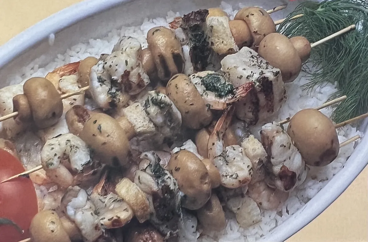 Espetadas de peixes e marisco