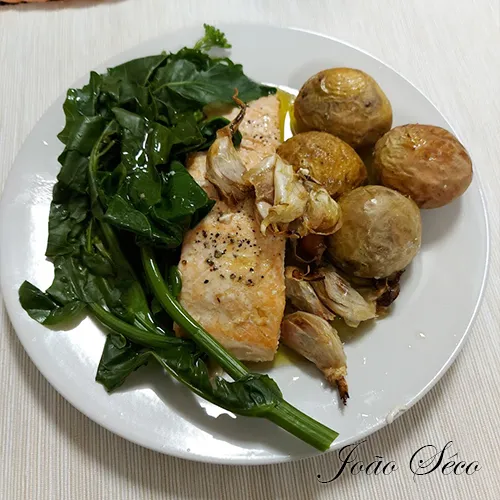 Filetes de Salmão à lagareiro com grelos