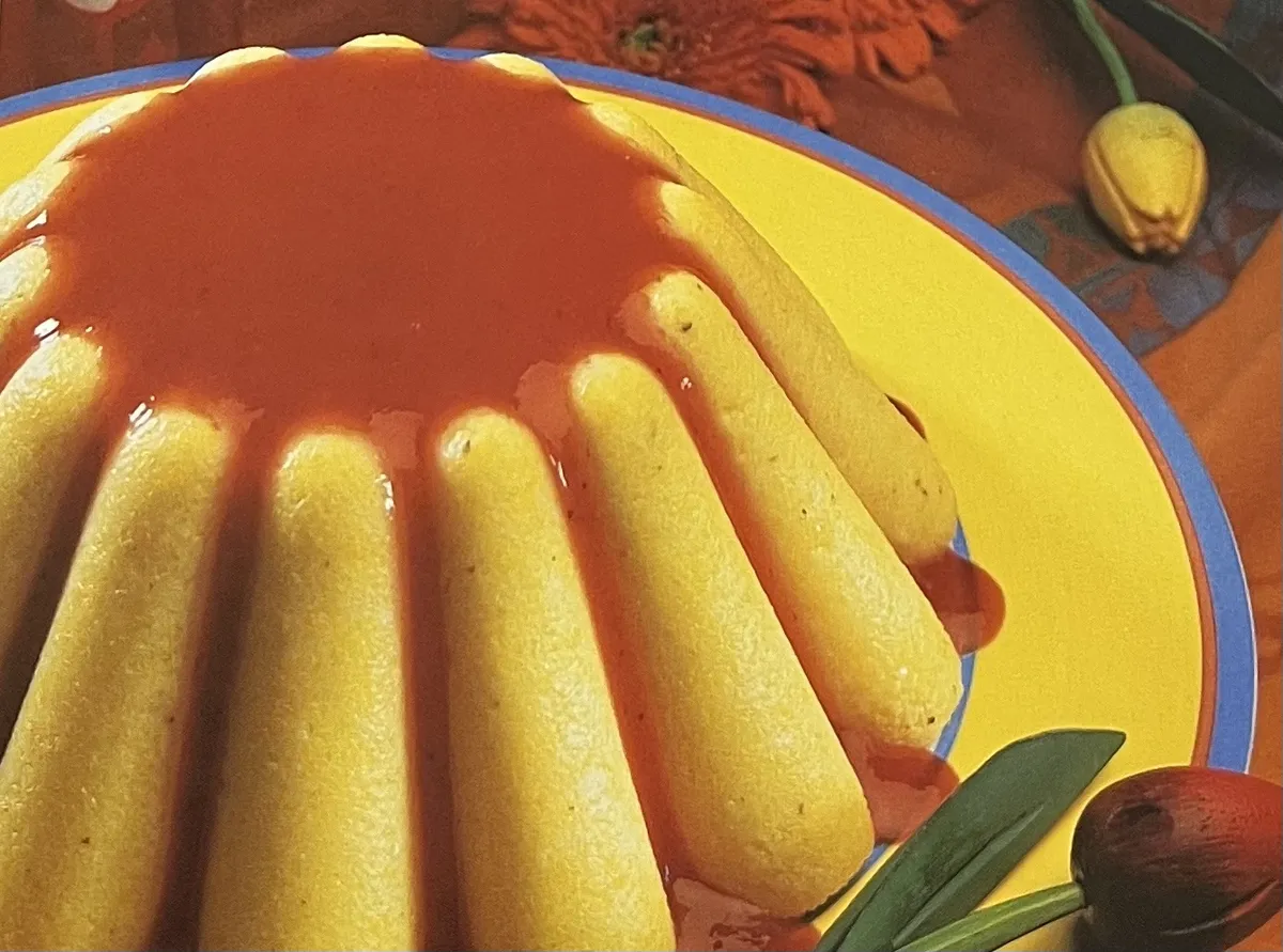 Pudim de Sêmola com Molho de Groselhas