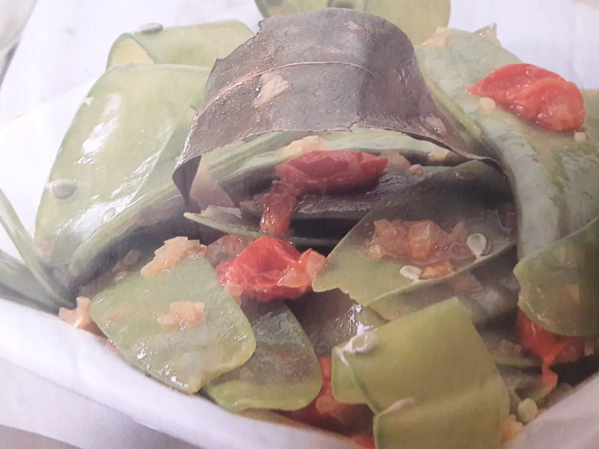 Salada quente com ervilhas-de-quebrar