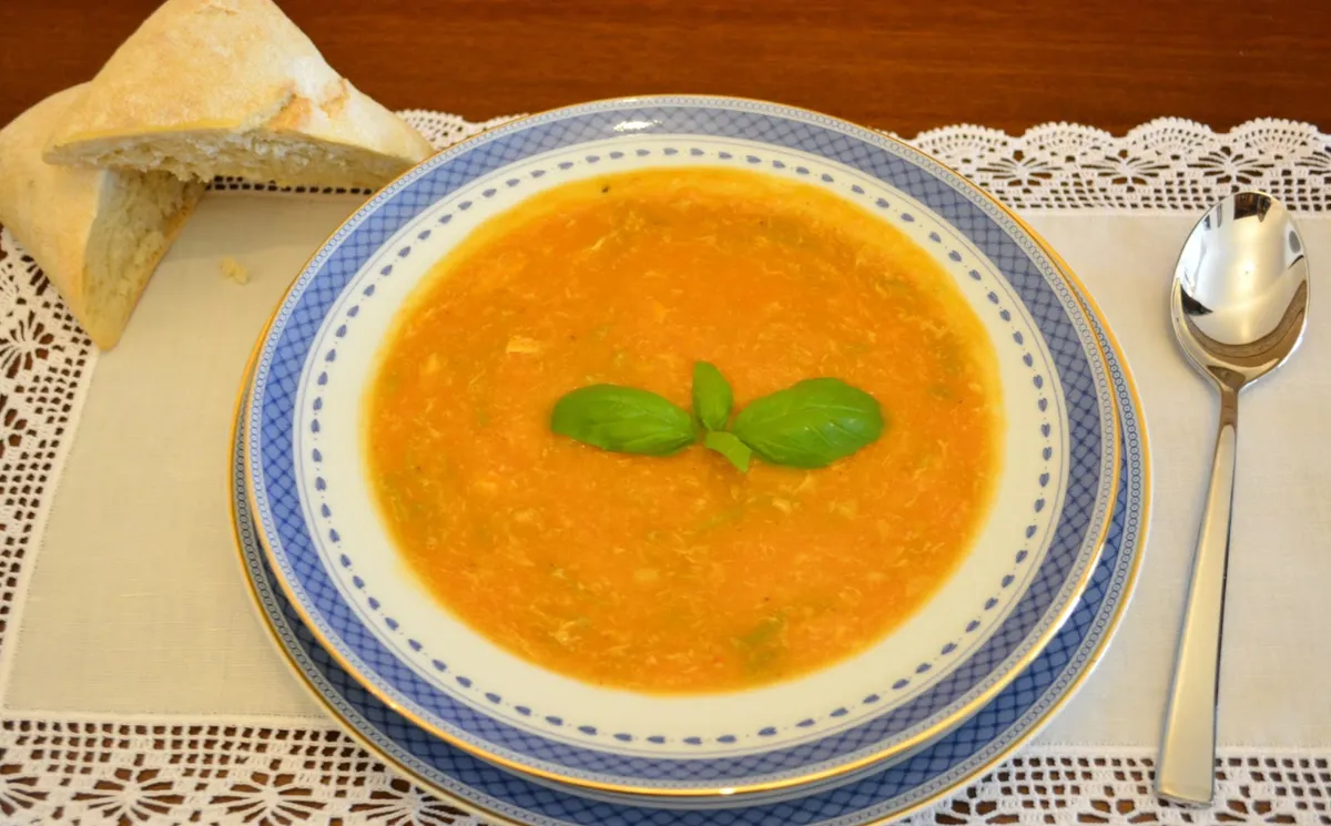 Sopa de feijão-verde com ovo