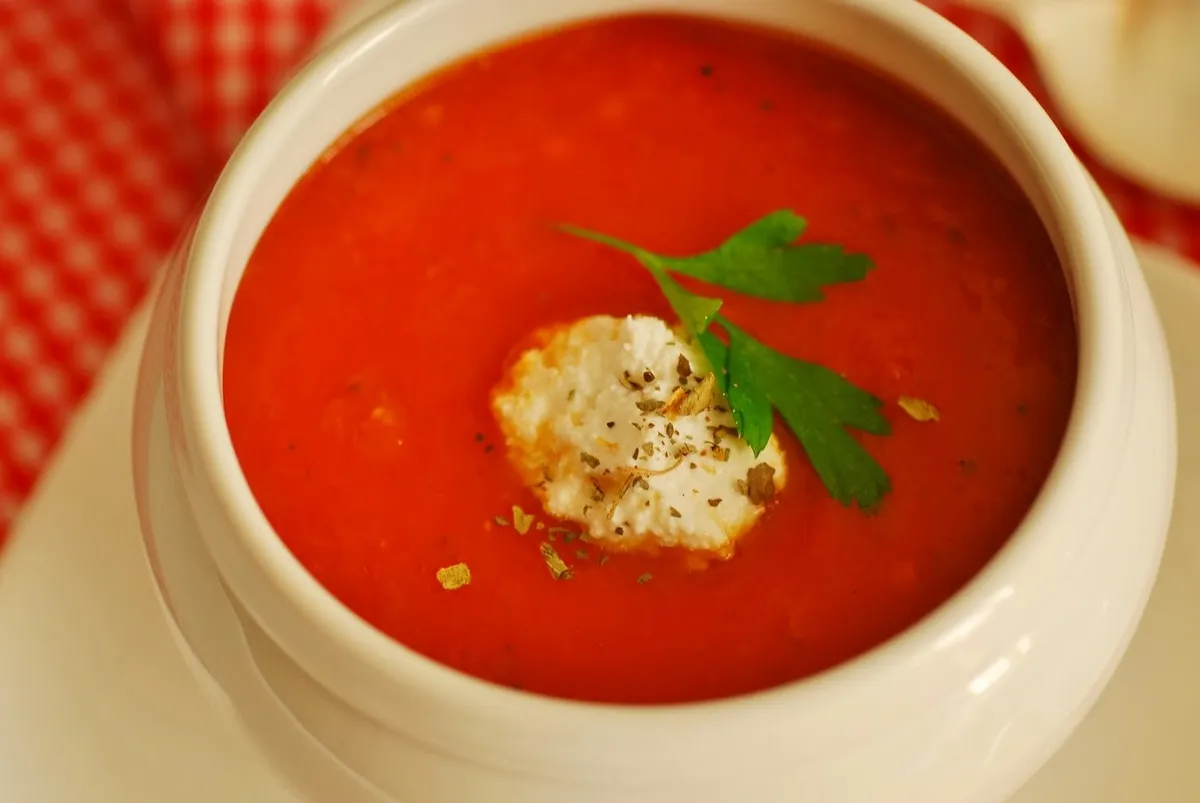 Sopa de tomate com mozarela