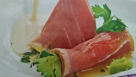 Atum com sopa de amêndoas e coco