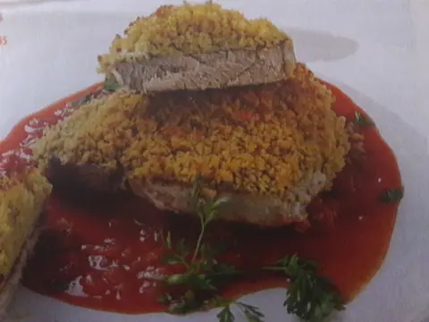 Bife de atum com crosta de broa