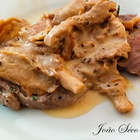 Bife de Pimenta e Molho de Cogumelos