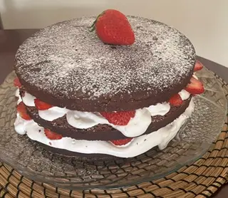 Bolo de chocolate com chantilly e morangos