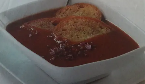 Caldo de marisco com cebolinho