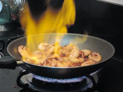 Camarões Flambeados