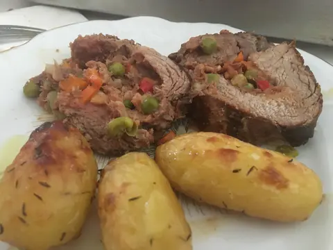 Carne assada com recheio de legumes