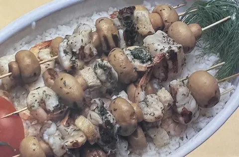 Espetadas de peixes e marisco