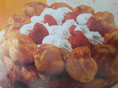 Folhado, profiteroles e morangos
