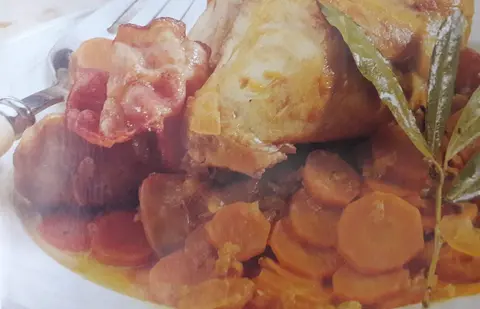 Fricassé de coelho com cenouras