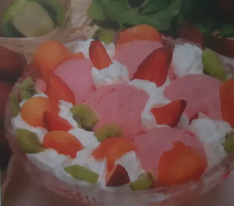 Gelado  de Morango com frutas e chantilly