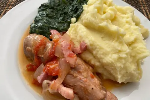 Peru estufado com batata e esparregado