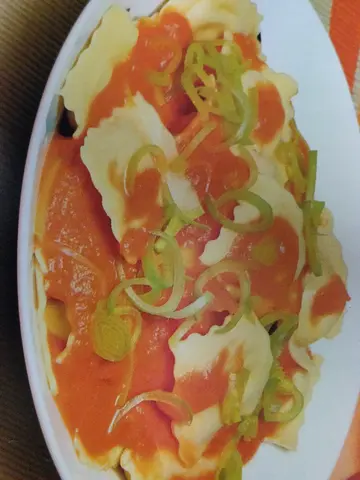 Ravioli com molho de tomate 