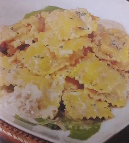 Raviolis com molho de noz e queijo