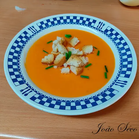 Sopa de Tomate com Ovos Cozidos